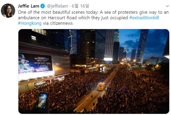 홍콩 사우스차이나모닝포스트(SCMP) 기자 제피 람이 “오늘 가장 아름다운 장면 중 하나”라며 16일 트위터에 올린 사진. 트위터 캡처