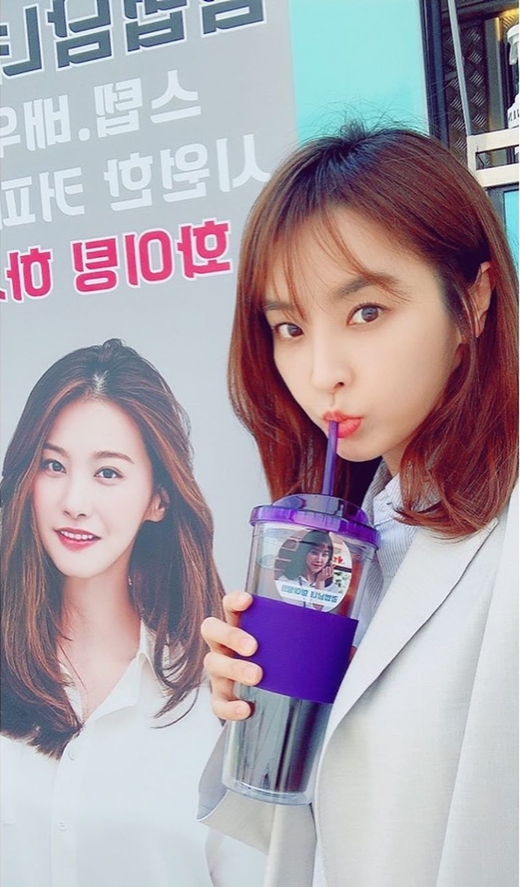 Jung Yu-mi has unveiled a coffee tea sent by Yoo In-young.Jung Yu-mi released his photos on his 18th day with his article My love, my person. # swordsman and woman season 2 # I will pay you back.Inside the photo is a picture of Jung Yu-mi posing in front of a coffee car sent by Yoo In-young.On the other hand, Jung Yoo Mi is appearing in MBC drama Sword Law Man and Woman Season 2.