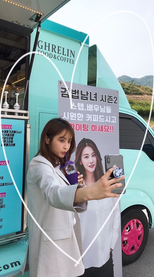 Jung Yu-mi has unveiled a coffee tea sent by Yoo In-young.Jung Yu-mi released his photos on his 18th day with his article My love, my person. # swordsman and woman season 2 # I will pay you back.Inside the photo is a picture of Jung Yu-mi posing in front of a coffee car sent by Yoo In-young.On the other hand, Jung Yoo Mi is appearing in MBC drama Sword Law Man and Woman Season 2.