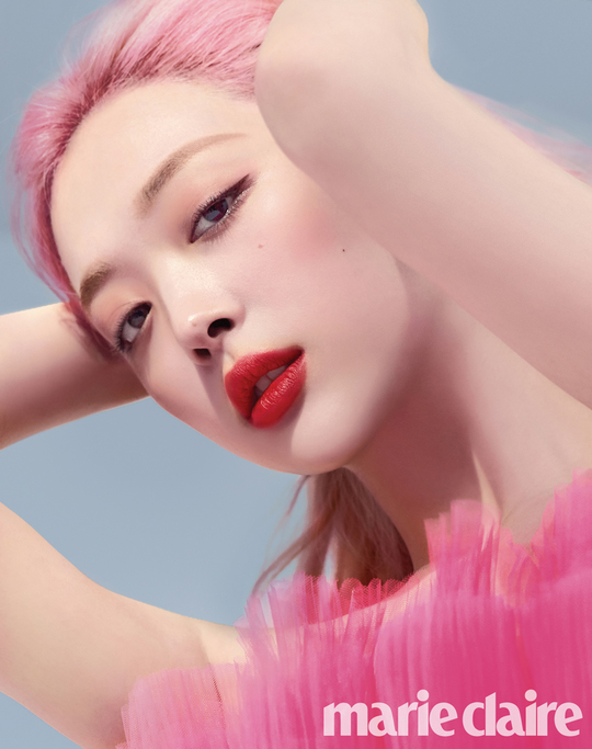 A picture showing Sullis pink hair style was released.In the interview, Sulli expressed his aspirations for new activities, saying, I always want to try and experience something new without hesitation.The new situation continues to happen and the mood changes, but I am trying to find myself without being shaken by it, he said.pear hyo-ju