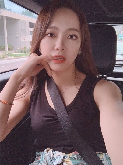 Kim Se-jeong reveals GirlCrush selfieGroup Gugudan member Kim Se-jeong wrote on the official Instagram account of June 18: Arrive in LA.Gugudan official fandom names should happen, along with the phrase, he posted a number of photos.Kim Se-jeong in the photo bites her little finger in the vehicle, revealing her solid figure in a sleeveless outfit and emanating a sexy charm.han jung-won