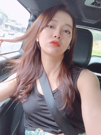 Kim Se-jeong reveals GirlCrush selfieGroup Gugudan member Kim Se-jeong wrote on the official Instagram account of June 18: Arrive in LA.Gugudan official fandom names should happen, along with the phrase, he posted a number of photos.Kim Se-jeong in the photo bites her little finger in the vehicle, revealing her solid figure in a sleeveless outfit and emanating a sexy charm.han jung-won