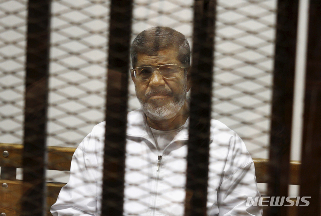 【카이로=AP/뉴시스】이집트의 첫 민선 대통령이었던 무함마드 무르시 전 대통령이 지난 17일(현지시간) 67세를 일기로 사망했다.지난 2014년 5월 8일 카이로 법정에 출석한 무르시 전 대통령의 모습. 2019.06.18