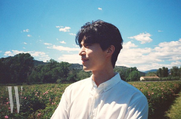 A picture of Actor Lee Dong-wooks warm charm was released in the July issue of W.The warm sunshine and cool winds of Grass, located in South France, and the meeting between fresh Theresa Mayrose and one beauty brands first male model, Lee Dong-wook, was very special.Lee Dong-wook in the public picture experienced the whole process of Theresa May Roses birth as perfume from the harvest of Theresa May Rose.Especially, the warm visuals of pink Theresa May Rose and Lee Dong-wook are in perfect harmony, which is the back door of the shooting staff.Prior to the release of the picture, the Grass Trip video, which was released through W. Instagram and Lee Dong-wooks SNS account, is receiving a hot response from fans.Lee Dong-wooks picture can be found in the July issue of <W.>.