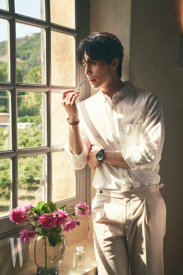 A picture of Actor Lee Dong-wooks warm charm was released in the July issue of W.The warm sunshine and cool winds of Grass, located in South France, and the meeting between fresh Theresa Mayrose and one beauty brands first male model, Lee Dong-wook, was very special.Lee Dong-wook in the public picture experienced the whole process of Theresa May Roses birth as perfume from the harvest of Theresa May Rose.Especially, the warm visuals of pink Theresa May Rose and Lee Dong-wook are in perfect harmony, which is the back door of the shooting staff.Prior to the release of the picture, the Grass Trip video, which was released through W. Instagram and Lee Dong-wooks SNS account, is receiving a hot response from fans.Lee Dong-wooks picture can be found in the July issue of <W.>.