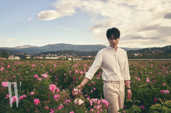 A picture of Actor Lee Dong-wooks warm charm was released in the July issue of W.The warm sunshine and cool winds of Grass, located in South France, and the meeting between fresh Theresa Mayrose and one beauty brands first male model, Lee Dong-wook, was very special.Lee Dong-wook in the public picture experienced the whole process of Theresa May Roses birth as perfume from the harvest of Theresa May Rose.Especially, the warm visuals of pink Theresa May Rose and Lee Dong-wook are in perfect harmony, which is the back door of the shooting staff.Prior to the release of the picture, the Grass Trip video, which was released through W. Instagram and Lee Dong-wooks SNS account, is receiving a hot response from fans.Lee Dong-wooks picture can be found in the July issue of <W.>.