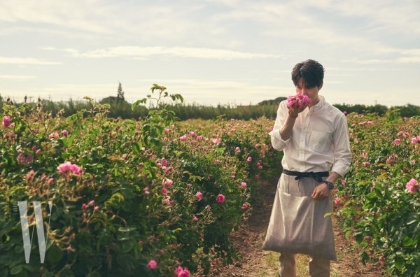 A picture of Actor Lee Dong-wooks warm charm was released in the July issue of W.The warm sunshine and cool winds of Grass, located in South France, and the meeting between fresh Theresa Mayrose and one beauty brands first male model, Lee Dong-wook, was very special.Lee Dong-wook in the public picture experienced the whole process of Theresa May Roses birth as perfume from the harvest of Theresa May Rose.Especially, the warm visuals of pink Theresa May Rose and Lee Dong-wook are in perfect harmony, which is the back door of the shooting staff.Prior to the release of the picture, the Grass Trip video, which was released through W. Instagram and Lee Dong-wooks SNS account, is receiving a hot response from fans.Lee Dong-wooks picture can be found in the July issue of <W.>.