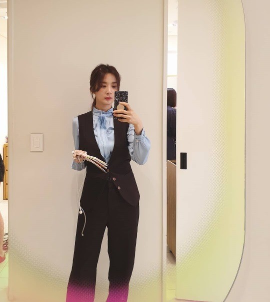 Actor Lee Cheong-a has released a mirror selfie.Lee Cheong-a posted a picture on his 18th day with an article entitled Our shop mirror is beautiful, aurora color.In the open photo, Lee Chung-ah contains his image in the mirror in the camera.Lee Cheong-a is wearing an elegant charm while wearing a suit. The face reflected in the mirror is caught in the eyes because it can be covered by a mobile phone.Meanwhile, Lee will appear in SBSs new drama VIP.Photo: Lee Chung-ah SNS