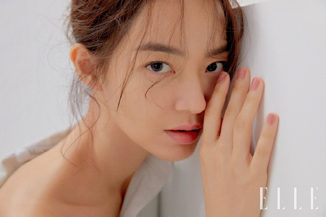 Shin Min-as Beauty picture was released in the July issue of Elle.Shin Min-a, who announced the prelude to an intense comeback through JTBC Dramas Aides - People Moving the World (Aides), met with Chanel Beauty.Shin Min-a in the picture is shining clear and clear like white white white porcelain which is beautiful and graceful.From the No Makeup look, which is thinly applied only to the pink makeup base, and the skin looks transparent, to the look that creates overwhelming cleanness that is breathtaking by applying the 24-hour long-lasting Ultravox Le, you can see the truth as a Chanel Beauty muse.As an official ambassador, he showed his flawless skin through his first makeup picture with <Elle>, and the field staff was forced to breathe and watch every cut.Her face is finished with a new Le Blanc Correcting Brightening makeup base at Chanel Beauty, a 24-hour long-lasting foundation, Ultravox Le.Le Blanc makeup base is a renewal version of a product famous for Peach Mebe, which is a product that gives a bright life to the skin by applying dense formulation along the skin texture.The Ultravox Le Foundation is available in 12 colors that match various skin tone, giving perfect adhesion, cover, and feathery light finish.It is a good product to apply in summer because it is strong in sebum and sweat, and Shin Min-a is actually used for the role of Kang Sun-young of <Advisor>, a field official said.You can feel the clear and clean early summer air through the makeup picture of Shin Min-a, which shines purely among the beautiful and elegant objects resembling the moon jar. The picture and beauty film with Chanel Beauty and Shin Min-a can be seen through the official SNS channel of <Elle> Yes.