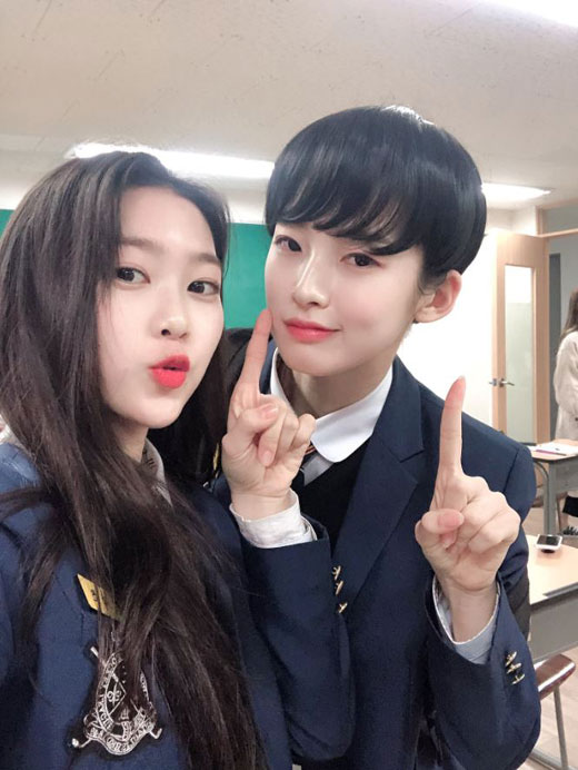 Arine, a member of girl group OH MY GIRL, transformed her style with Short Cuts head.On the 18th, OH MY GIRL official Twitter posted a self-titled # Aline # Happy Birthday # Happy # Apoots.In the public photos, Arin took a selfie in a uniform with member Ji Ho, especially turning into a short cuts head full of handsomeness.The netizens who watched this showed various reactions such as Idol is a male idol, Arin is my brother and I am better than me.On the other hand, Arryns group OH MY GIRL has a rest after the activity as a new song Five Seasons released in May.