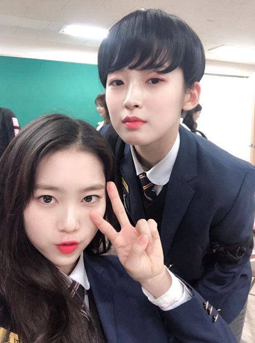 Arine, a member of girl group OH MY GIRL, transformed her style with Short Cuts head.On the 18th, OH MY GIRL official Twitter posted a self-titled # Aline # Happy Birthday # Happy # Apoots.In the public photos, Arin took a selfie in a uniform with member Ji Ho, especially turning into a short cuts head full of handsomeness.The netizens who watched this showed various reactions such as Idol is a male idol, Arin is my brother and I am better than me.On the other hand, Arryns group OH MY GIRL has a rest after the activity as a new song Five Seasons released in May.