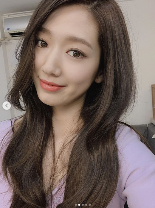 Actor Park Shin-hye has released a beautiful photo.Park Shin-hye posted a picture on his 19th day with an article entitled Lanran ~! What did you shoot?In the open photo, Park Shin-hye showed beautiful beauty with expressionless or smile.Meanwhile, Park Shin-hye recently finished filming the movie Call.