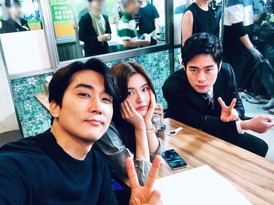 Song Seung-heon, Lee Sun-bin, and Kim Dong-youngs TVN new drama Great Show shooting scene was released.Actor Song Seung-heon posted a picture on his instagram on June 19 with an article entitled Great Show Lee Sun-bin. Kim Dong-young. Song Seung-heon.In the photo, there are images of Song Seung-heon, Lee Sun-bin and Kim Dong-young smiling at the camera.Song Seung-heon and Kim Dong-young are taking V-poses, while Lee Sun-bin is proud of her beauty with a calyx pose.The fans who responded to the photos responded such as I am handsome, I am a real good man and I have worked hard.delay stock