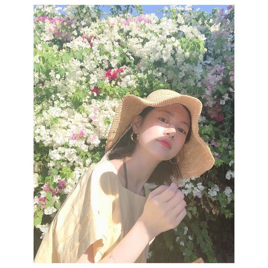 Actor Jung So-min boasted of her beautiful beauty.On June 19, Jung So-min posted a picture on his instagram with an article entitled All Flowers.In the photo, Jung So-min, who stood with the flower wall in the background, is seen. Jung So-min is staring at the camera wearing a straw hat.The white-green skin and pink lips without Jung So-mins blemishes make the beauty of pure beauty more outstanding.The fans who responded to the photos responded that the flower is the most beautiful, it is so beautiful and It is beautiful.delay stock