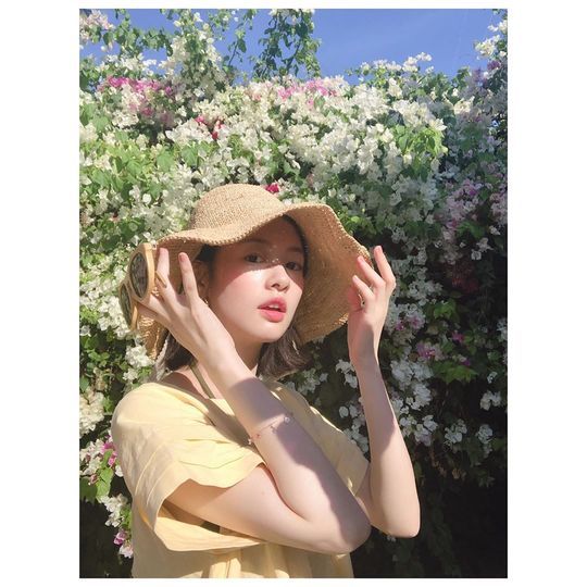 Actor Jung So-min boasted of her beautiful beauty.On June 19, Jung So-min posted a picture on his instagram with an article entitled All Flowers.In the photo, Jung So-min, who stood with the flower wall in the background, is seen. Jung So-min is staring at the camera wearing a straw hat.The white-green skin and pink lips without Jung So-mins blemishes make the beauty of pure beauty more outstanding.The fans who responded to the photos responded that the flower is the most beautiful, it is so beautiful and It is beautiful.delay stock