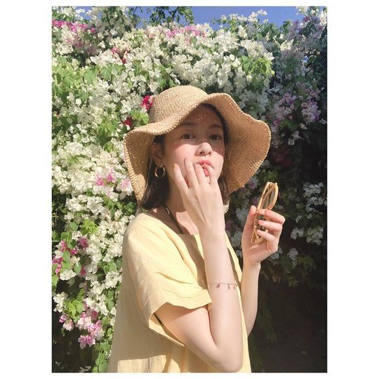 Actor Jung So-min boasted of her beautiful beauty.On June 19, Jung So-min posted a picture on his instagram with an article entitled All Flowers.In the photo, Jung So-min, who stood with the flower wall in the background, is seen. Jung So-min is staring at the camera wearing a straw hat.The white-green skin and pink lips without Jung So-mins blemishes make the beauty of pure beauty more outstanding.The fans who responded to the photos responded that the flower is the most beautiful, it is so beautiful and It is beautiful.delay stock