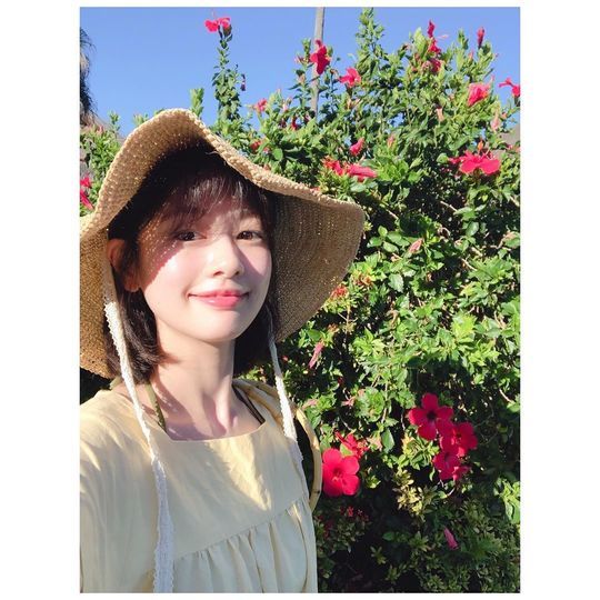 Actor Jung So-min boasted of her beautiful beauty.On June 19, Jung So-min posted a picture on his instagram with an article entitled All Flowers.In the photo, Jung So-min, who stood with the flower wall in the background, is seen. Jung So-min is staring at the camera wearing a straw hat.The white-green skin and pink lips without Jung So-mins blemishes make the beauty of pure beauty more outstanding.The fans who responded to the photos responded that the flower is the most beautiful, it is so beautiful and It is beautiful.delay stock