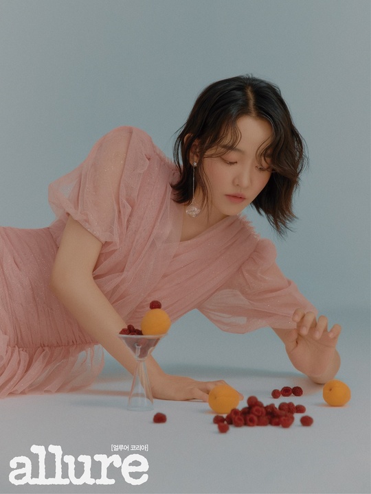 Singer Younha has released a neat visual picture ahead of his comeback in July.On June 19, an interview with Younhas pictorials was released in the July issue of Allure Korea, a beauty and lifestyle magazine.In the public picture, Younha showed off her neat beauty with a natural makeup that shows sophisticated styling and transparent skin.Younha caught the eye by creating a sensual picture with a perfectly feminine chiffon dress and colorful decoration.Younha mentioned the new mini album released in July in an interview with the photo shoot.If the new album is more Younha of the beginning when I look at it musically, Younha said. If the 5th album was Top Model in new music with artists who want to work together, I wanted to show my natural original appearance.It is difficult to describe it as a genre exactly, but songs with narrative melodies are the main ones. In addition, Younha expressed his desire to continue various activities by Top Model in acting as well as musical activities.Younha said, I am working on producing it as a beta version.I want to grow up as a producer someday, he said. I hope I can try top model again because I like a small role. As for his goal as a singer, he said, If I can be a singer who comforts someones life, I can not do it. He also said, I hope my song can be remembered as someones life BGM for a long time.emigration site