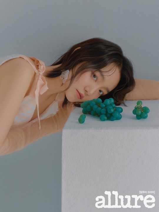 Singer Younha has released a neat visual picture ahead of his comeback in July.On June 19, an interview with Younhas pictorials was released in the July issue of Allure Korea, a beauty and lifestyle magazine.In the public picture, Younha showed off her neat beauty with a natural makeup that shows sophisticated styling and transparent skin.Younha caught the eye by creating a sensual picture with a perfectly feminine chiffon dress and colorful decoration.Younha mentioned the new mini album released in July in an interview with the photo shoot.If the new album is more Younha of the beginning when I look at it musically, Younha said. If the 5th album was Top Model in new music with artists who want to work together, I wanted to show my natural original appearance.It is difficult to describe it as a genre exactly, but songs with narrative melodies are the main ones. In addition, Younha expressed his desire to continue various activities by Top Model in acting as well as musical activities.Younha said, I am working on producing it as a beta version.I want to grow up as a producer someday, he said. I hope I can try top model again because I like a small role. As for his goal as a singer, he said, If I can be a singer who comforts someones life, I can not do it. He also said, I hope my song can be remembered as someones life BGM for a long time.emigration site