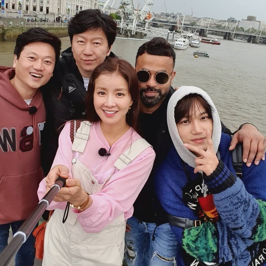 Actor Kim Su-ro, Lee Si-young, EXO Kai, sports commentator Park Moon-sung, and Indian broadcaster Luckys KBS 2TV Ura Cha Mansuro group photos were released.Kim Su-ro posted a photo on her Instagram page on June 19.The photo shows Kim Su-ro, Lee Si-young, Kai, Park Moon-sung and Lucky, who gather together to take selfies. The five members smile at the camera.The cheerful atmosphere of the five members catches the eye.The fans who responded to the photos responded, I want to see you soon, I am waiting for Friday, I support you with a full car.delay stock