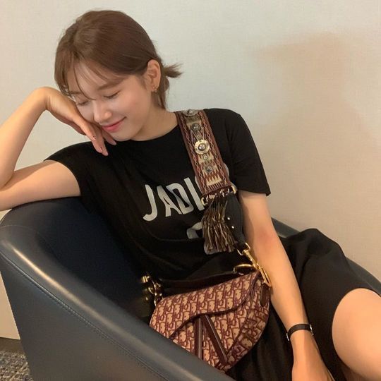 Bae Suzy reveals fresh current statusBae Suzy released several photos on June 19 with an article entitled See u soon Singapore on his instagram.Bae Suzy, who closes his eyes and makes a cute face, gives a warm feeling.pear hyo-ju