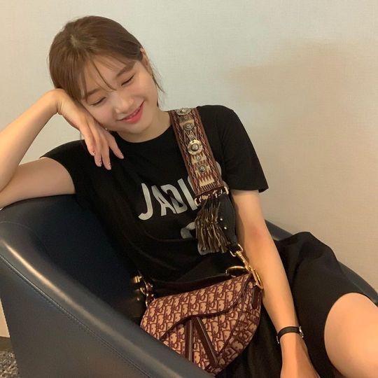 Bae Suzy reveals fresh current statusBae Suzy released several photos on June 19 with an article entitled See u soon Singapore on his instagram.Bae Suzy, who closes his eyes and makes a cute face, gives a warm feeling.pear hyo-ju