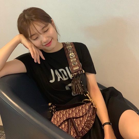 Bae Suzy reveals fresh current statusBae Suzy released several photos on June 19 with an article entitled See u soon Singapore on his instagram.Bae Suzy, who closes his eyes and makes a cute face, gives a warm feeling.pear hyo-ju