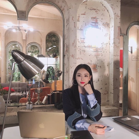 Actor Lee Da-hee encouraged TVN drama Enter the search word WWW to watch.Lee Da-hee posted a photo on his instagram on June 19 with an article entitled The Tree is Gumble Uday. Right in the TF Team Office.Inside the photo was a picture of Lee Da-hee sitting on the office set, who is smiling palely at the camera.Dark red lip and blemish-free white-oak skin make Lee Da-hees beauty even more prominent.The fans who responded to the photos responded such as I love you sister, Just light and It is so beautiful.delay stock