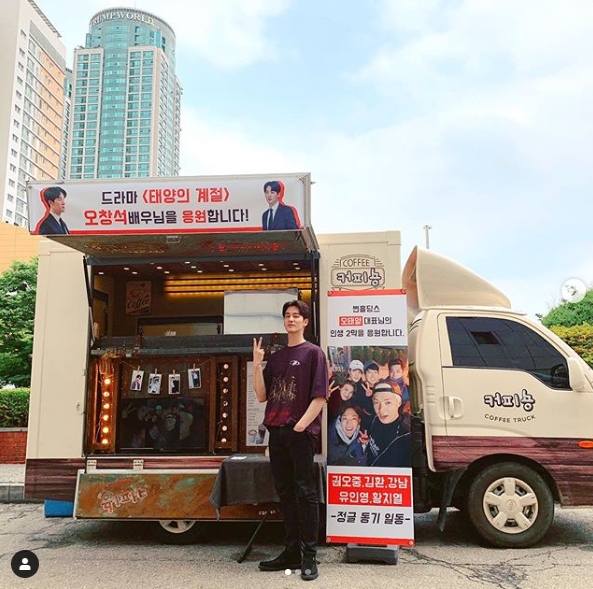 Jungles Law motives cheered Actor Oh Chang-SeokOh Chang-seok posted a coffee car certification shot on June 19th on his personal instagram for the motives of SBS Jungles Law.In the open coffee car, we support Drama Sun Season Oh Chang-seok Actor! Ben Holdings supports the second act of Mr. Oh Tae-ils life.Kwon Oh-joong Kim Hwan Gangnam District Yoo In-young Hwang Hwang Chi-yeul Jungle Motive Dong Oh Chang-seok said, Im impressed. Thank you, Jungle team.Kwon Oh-joong Yoo In-young Kim Hwan Hwang Chi-yeul Gangnam District is a righteousness; tears are blinded. Park Su-in