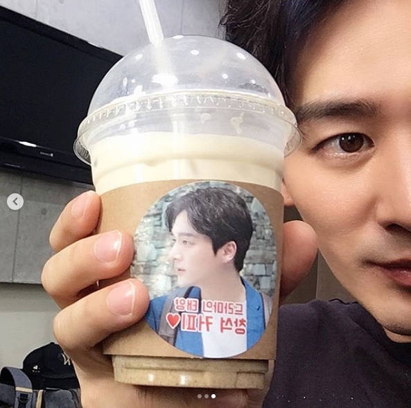 Jungles Law motives cheered Actor Oh Chang-SeokOh Chang-seok posted a coffee car certification shot on June 19th on his personal instagram for the motives of SBS Jungles Law.In the open coffee car, we support Drama Sun Season Oh Chang-seok Actor! Ben Holdings supports the second act of Mr. Oh Tae-ils life.Kwon Oh-joong Kim Hwan Gangnam District Yoo In-young Hwang Hwang Chi-yeul Jungle Motive Dong Oh Chang-seok said, Im impressed. Thank you, Jungle team.Kwon Oh-joong Yoo In-young Kim Hwan Hwang Chi-yeul Gangnam District is a righteousness; tears are blinded. Park Su-in
