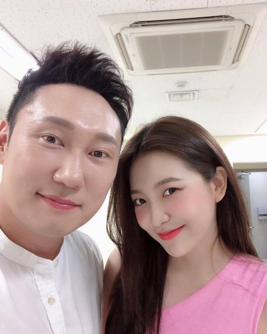 The comedian Lee Seung-yoon revealed his friendship with Red Velvet Yeri.Lee Seung-yoon posted a picture on his instagram on June 19 with an article entitled Jungle made...Father and daughter?The photo shows Yeri and Lee Seung-yoon taking selfies, who smile at the camera, and the atmosphere of two people, who are as cheerful as Father and daughter, catches their attention.Hwang Kwang-hee, who encountered the photo, commented, You have rejuvenated, brother.delay stock