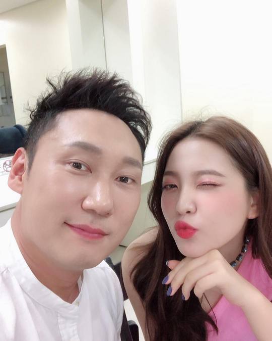 The comedian Lee Seung-yoon revealed his friendship with Red Velvet Yeri.Lee Seung-yoon posted a picture on his instagram on June 19 with an article entitled Jungle made...Father and daughter?The photo shows Yeri and Lee Seung-yoon taking selfies, who smile at the camera, and the atmosphere of two people, who are as cheerful as Father and daughter, catches their attention.Hwang Kwang-hee, who encountered the photo, commented, You have rejuvenated, brother.delay stock