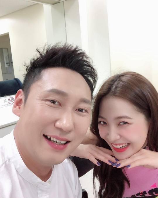 The comedian Lee Seung-yoon revealed his friendship with Red Velvet Yeri.Lee Seung-yoon posted a picture on his instagram on June 19 with an article entitled Jungle made...Father and daughter?The photo shows Yeri and Lee Seung-yoon taking selfies, who smile at the camera, and the atmosphere of two people, who are as cheerful as Father and daughter, catches their attention.Hwang Kwang-hee, who encountered the photo, commented, You have rejuvenated, brother.delay stock