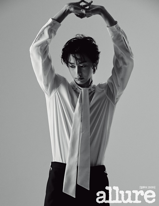 A fashion picture of Monstar X Hyungwons Allure Korea July issue, which recently released a new English single Hu-du You Love? (WHO DO U LOVE?), was released.Before leaving the world tour, the picture taken at a studio focused on the charm of Hyeongwon, which has both boy and man.Black and white color-oriented fashion styling, the color of the anode, and the colorful and three-dimensional charm in it, made the figure stand out.During his busy schedule, Hyungwon also flexibly breathed with the staff, inducing a comfortable atmosphere, and admiring him with his skillful pose and facial expression.Hyeongwons pictures can be found in the July issue of Allure Korea, through websites and SNS channels, and the images taken together can be seen sequentially through Allure Korea SNS and YouTube.Photo: Allure Korea