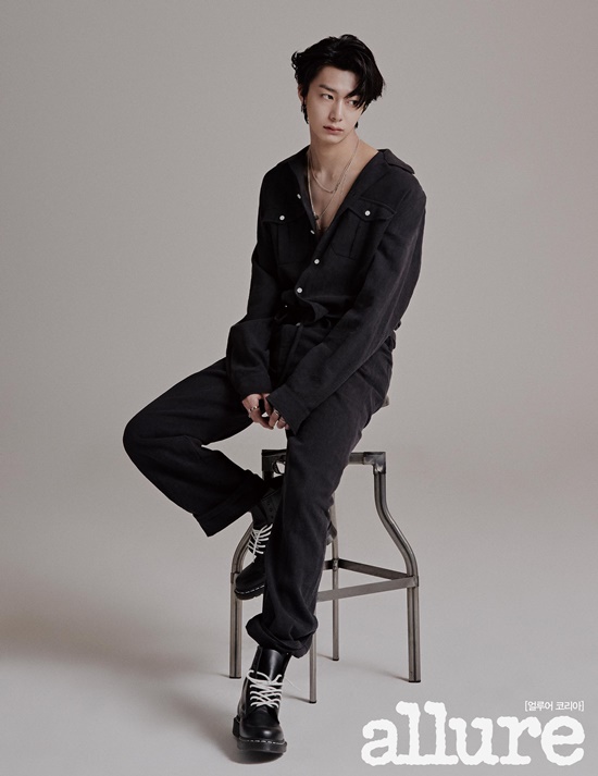 A fashion picture of Monstar X Hyungwons Allure Korea July issue, which recently released a new English single Hu-du You Love? (WHO DO U LOVE?), was released.Before leaving the world tour, the picture taken at a studio focused on the charm of Hyeongwon, which has both boy and man.Black and white color-oriented fashion styling, the color of the anode, and the colorful and three-dimensional charm in it, made the figure stand out.During his busy schedule, Hyungwon also flexibly breathed with the staff, inducing a comfortable atmosphere, and admiring him with his skillful pose and facial expression.Hyeongwons pictures can be found in the July issue of Allure Korea, through websites and SNS channels, and the images taken together can be seen sequentially through Allure Korea SNS and YouTube.Photo: Allure Korea