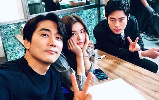 Actor Song Seung-heon released a photo taken with Lee Sun-bin and Kim Dong-young.Song Seung-heon posted a picture on his instagram on the 19th with an article entitled # Great Show # Lee Sun Bin # Kim Dong Young # Song Seung-heon.The photo shows three people taking a self-portrait affectionately.The netizens who watched this showed various reactions such as Great Show Fighting!!, I am looking forward to the drama ~ and My brother is so handsome ....On the other hand, Song Seung-heon appears on TVN Great Show scheduled to be broadcast this year.Photo: Song Seung-heon Instagram