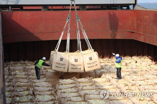 정부, WFP통해 국내산 쌀 5만t 북에 제공 (서울=연합뉴스) 통일부가 19일 "정부는 북한의 식량상황을 고려하여 그간 세계식량계획(WFP)과 긴밀히 협의한 결과, 우선 국내산 쌀 5만t을 북한에 지원하기로 했다"고 발표했다.      정부가 국제기구를 통해 북한에 국내산 쌀을 지원하는 것은 처음이다. 대북 쌀 지원은 2010년 이후 9년 만이다.      사진은 2010년 군산항에서 북한 수재민에게 전달할 쌀을 배에 선적하고 있는 모습. 2019.6.19 [연합뉴스 자료사진] photo@yna.co.kr