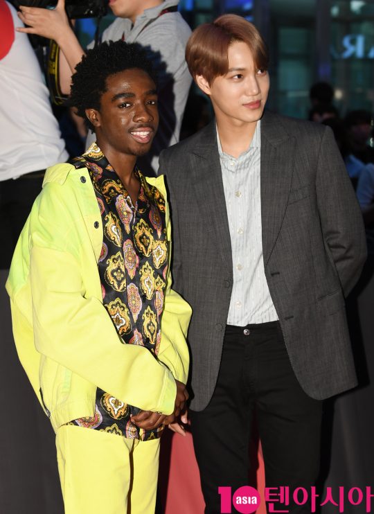 Actors Caleb McLaughlin and EXO Kai pose for Netflixs series Strange Story 3 red carpet event at Time Square in Yeongdeungpo-dong, Seoul on the afternoon of the 20th.Is the Netflix original series that deals with the more bizarre events that take place in Hawkins Village, which is back in the summer of 1985, and will be released on July 3.