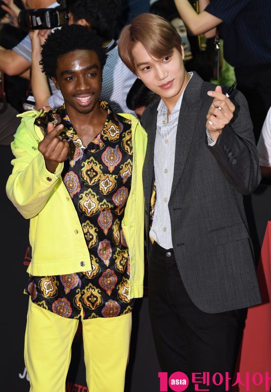 Actors Caleb McLaughlin and EXO Kai pose for Netflixs series Strange Story 3 red carpet event at Time Square in Yeongdeungpo-dong, Seoul on the afternoon of the 20th.Is the Netflix original series that deals with the more bizarre events that take place in Hawkins Village, which is back in the summer of 1985, and will be released on July 3.