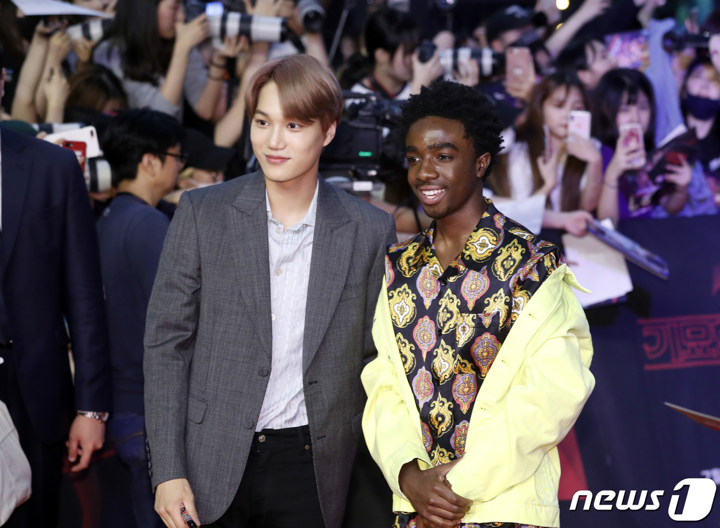 Seoul=) = EXO Kai and actor Caleb McLaughlin (right) are enjoying themselves with fans at a red carpet event to celebrate the Korean national popular series of Netflixs Questionary Story 3 held at Time Square in Yeongdeungpo, Seoul on the afternoon of the 20th.6.20, 2019.