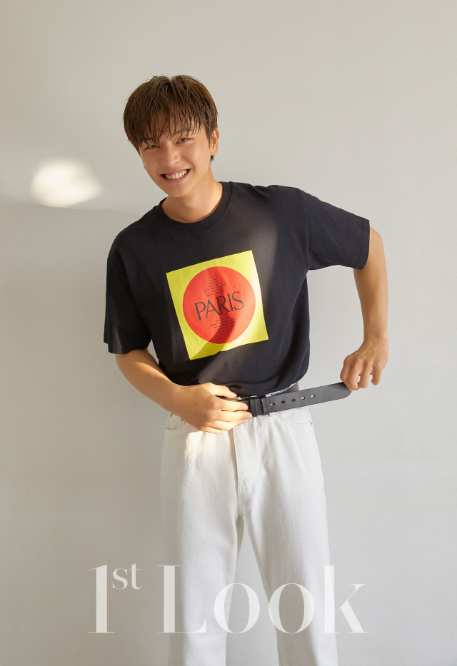 Members of the group BtoB, Yook Sungjae, decorated the cover of First Look 178.In the picture, Yook Sungjae has completely digested various summer stylings with a hot summer atmosphere under the hot sun, and has poured out the past-class refreshing beauty.The artist of the picture has attracted the charm with his witty pose and expression that brings out the exclamation of each cut according to the modifier.In an interview after shooting the picture, Yook Sungjae said, I have six friends who are good friends, Youngmin of the old boyfriend, Min-min, Ricky of Min-woo and Tin-top, and longitude as a model.So the program was called Pretty Oz. I made it. I met him when I was 20 and spent five years.In the meantime, we often talked about How about making us play? I decided to move on to the practice once.I have never been performing with my peers before, so I think I can show you my different looks, just like this age of boys, and I will show you how they are playing together and bright and funny.Then, about the summer vacation plan, Would you like to hang out at home with your friends? Oh. No matter how hot it is, Im going fishing.I bought a blindfold that covers my face except for my eyes a few days ago to avoid sunburn, and my fans were worried because my skin was white.I will try not to burn as much as possible. And this summer, I will spend my hard work and work without planning, I will concentrate on the moment and do my best, and I will have a fun, exciting, hot summer.Yook Sungjaes refreshing summer pictorials and interviews can be found in First Look 178.