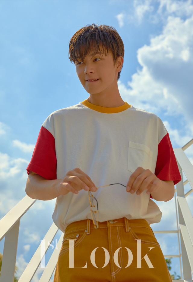 Members of the group BtoB, Yook Sungjae, decorated the cover of First Look 178.In the picture, Yook Sungjae has completely digested various summer stylings with a hot summer atmosphere under the hot sun, and has poured out the past-class refreshing beauty.The artist of the picture has attracted the charm with his witty pose and expression that brings out the exclamation of each cut according to the modifier.In an interview after shooting the picture, Yook Sungjae said, I have six friends who are good friends, Youngmin of the old boyfriend, Min-min, Ricky of Min-woo and Tin-top, and longitude as a model.So the program was called Pretty Oz. I made it. I met him when I was 20 and spent five years.In the meantime, we often talked about How about making us play? I decided to move on to the practice once.I have never been performing with my peers before, so I think I can show you my different looks, just like this age of boys, and I will show you how they are playing together and bright and funny.Then, about the summer vacation plan, Would you like to hang out at home with your friends? Oh. No matter how hot it is, Im going fishing.I bought a blindfold that covers my face except for my eyes a few days ago to avoid sunburn, and my fans were worried because my skin was white.I will try not to burn as much as possible. And this summer, I will spend my hard work and work without planning, I will concentrate on the moment and do my best, and I will have a fun, exciting, hot summer.Yook Sungjaes refreshing summer pictorials and interviews can be found in First Look 178.