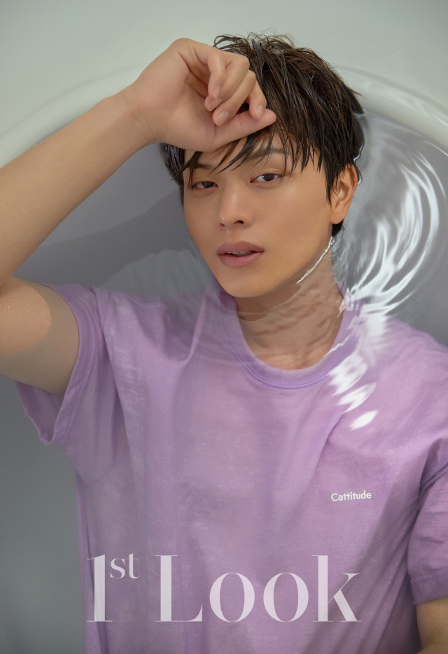 Members of the group BtoB, Yook Sungjae, decorated the cover of First Look 178.In the picture, Yook Sungjae has completely digested various summer stylings with a hot summer atmosphere under the hot sun, and has poured out the past-class refreshing beauty.The artist of the picture has attracted the charm with his witty pose and expression that brings out the exclamation of each cut according to the modifier.In an interview after shooting the picture, Yook Sungjae said, I have six friends who are good friends, Youngmin of the old boyfriend, Min-min, Ricky of Min-woo and Tin-top, and longitude as a model.So the program was called Pretty Oz. I made it. I met him when I was 20 and spent five years.In the meantime, we often talked about How about making us play? I decided to move on to the practice once.I have never been performing with my peers before, so I think I can show you my different looks, just like this age of boys, and I will show you how they are playing together and bright and funny.Then, about the summer vacation plan, Would you like to hang out at home with your friends? Oh. No matter how hot it is, Im going fishing.I bought a blindfold that covers my face except for my eyes a few days ago to avoid sunburn, and my fans were worried because my skin was white.I will try not to burn as much as possible. And this summer, I will spend my hard work and work without planning, I will concentrate on the moment and do my best, and I will have a fun, exciting, hot summer.Yook Sungjaes refreshing summer pictorials and interviews can be found in First Look 178.