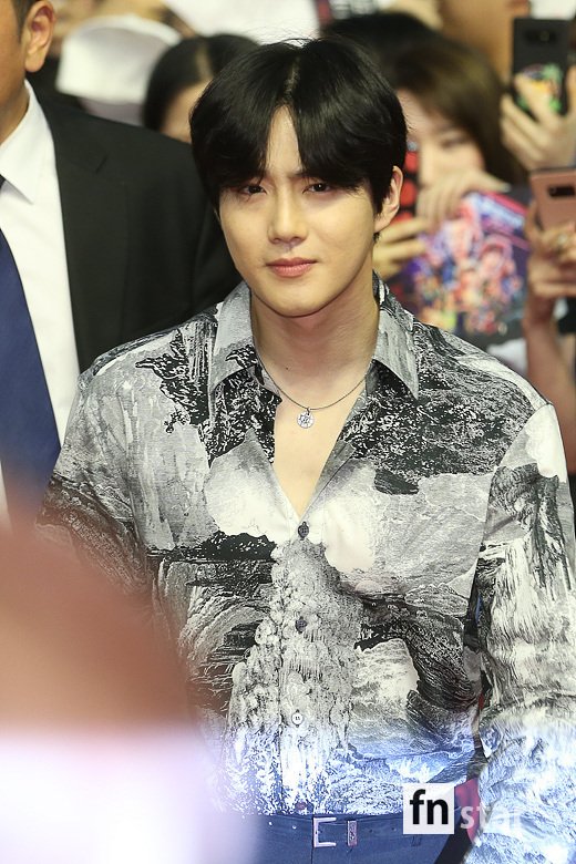 Group EXO Suho attended the Netflix American drama Wild Story 3 red carpet event held at Time Square in Yeongdeungpo, Seoul on the afternoon of the 20th.The Strange Story 3 is a more bizarre story that takes place in Hawkins Village, which is again in summer in 1985.