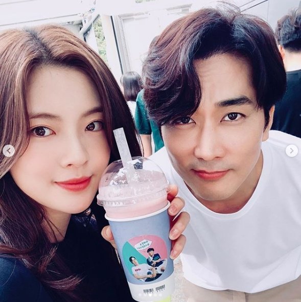 Song Seung-heon posted several photos on his SNS on the 20th, along with an article entitled Thank you for the gift from Actor!The photo shows Song Seung-heonn taking various poses in front of a coffee tea presented by Lee Si-eon.TVN Great Show is a breathtaking two-shot with Lee Sun-bin also attracts attention.Song Seung-heonn and Lee Si-eon have been breathing with the OCN drama The Player last year.The fans who responded to the photos responded such as The Great Actor presented it to the Great Actor, The two friendships are cool, and Great Show Fighting.On the other hand, Song Seung-heon is in the midst of filming TVNs new drama The Player.The Player is a drama about a drama in which a former member of parliament accepts four troubled siblings and performs a great show to re-enter the National Assembly.