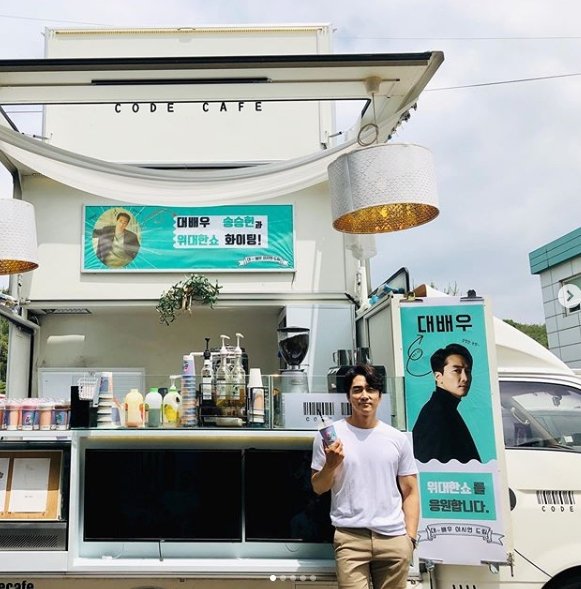 Song Seung-heon posted several photos on his SNS on the 20th, along with an article entitled Thank you for the gift from Actor!The photo shows Song Seung-heonn taking various poses in front of a coffee tea presented by Lee Si-eon.TVN Great Show is a breathtaking two-shot with Lee Sun-bin also attracts attention.Song Seung-heonn and Lee Si-eon have been breathing with the OCN drama The Player last year.The fans who responded to the photos responded such as The Great Actor presented it to the Great Actor, The two friendships are cool, and Great Show Fighting.On the other hand, Song Seung-heon is in the midst of filming TVNs new drama The Player.The Player is a drama about a drama in which a former member of parliament accepts four troubled siblings and performs a great show to re-enter the National Assembly.