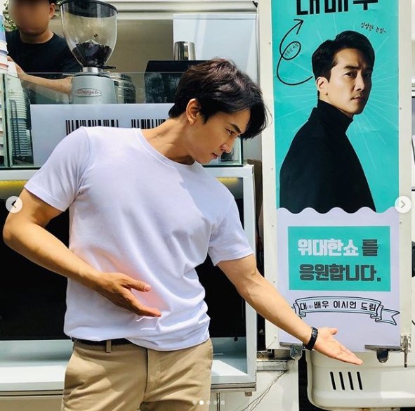 Song Seung-heon posted several photos on his SNS on the 20th, along with an article entitled Thank you for the gift from Actor!The photo shows Song Seung-heonn taking various poses in front of a coffee tea presented by Lee Si-eon.TVN Great Show is a breathtaking two-shot with Lee Sun-bin also attracts attention.Song Seung-heonn and Lee Si-eon have been breathing with the OCN drama The Player last year.The fans who responded to the photos responded such as The Great Actor presented it to the Great Actor, The two friendships are cool, and Great Show Fighting.On the other hand, Song Seung-heon is in the midst of filming TVNs new drama The Player.The Player is a drama about a drama in which a former member of parliament accepts four troubled siblings and performs a great show to re-enter the National Assembly.