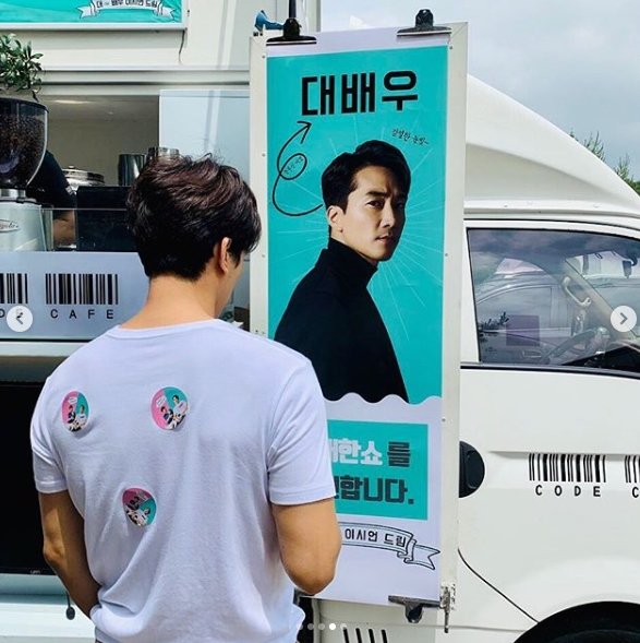 Song Seung-heon posted several photos on his SNS on the 20th, along with an article entitled Thank you for the gift from Actor!The photo shows Song Seung-heonn taking various poses in front of a coffee tea presented by Lee Si-eon.TVN Great Show is a breathtaking two-shot with Lee Sun-bin also attracts attention.Song Seung-heonn and Lee Si-eon have been breathing with the OCN drama The Player last year.The fans who responded to the photos responded such as The Great Actor presented it to the Great Actor, The two friendships are cool, and Great Show Fighting.On the other hand, Song Seung-heon is in the midst of filming TVNs new drama The Player.The Player is a drama about a drama in which a former member of parliament accepts four troubled siblings and performs a great show to re-enter the National Assembly.