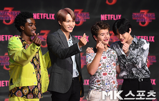 EXO Kai - Guardian, Strange Story 3 support shot The Invisible Man Stranger Things event in Korea Red Carpet was held at Time Square in Yeongdeungpo-dong, Yeongdeungpo-gu, Seoul on the afternoon of the 20th.The Strange Story Season 3 is a mystery thriller about the more bizarre and huge events in the town of Hawkins, Indiana, a year after the return of the missing boy Will Byers.Group EXO (EXO) Kai and Suho attend the Red Carpet event with Gayton Matarazo, Caleb McLaughlin.