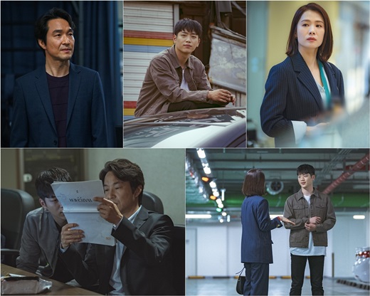 Watcher Han Suk-kyu, Seo Kang-joon, Kim Hyun-joos acting rehearsal scene was revealed.On the 20th, cable channel OCNs new Saturday original Watcher production team released photos of Han Suk-kyu, Seo Kang-joon and Kim Hyun-joo.Han Suk-kyu, who is in the public photo, is completely immersed in the character. The sharp-eyed eyes are the sober watcher doucheman who does not believe in human emotions.Han Suk-kyu, who has never abandoned the expectation of viewers by radiating a sense of existence, but does not slow down tension in the field.His fierceness, which he chews on the lines and the words of Jeong Seon until just before shooting, is enough to send trust.Seo Kang-joons intense energy, which challenges genres with the hot-blooded police officer Kim Young-gun, also warms the scene. His deep eyes raise expectations for a more mature acting transformation.Kim Hyun-joos charisma, which filled the screen, is also overwhelming.It is not easy to draw a secret Han Tae-joo, who has been transformed into a rumored lawyer who defends The Convict in a well-known elite prosecutor.The veteran actor Kim Hyun-joos seasoned force to avoid losing one try is admirable.Above all, the synergies created by the three people catch the eye: Han Suk-kyu and Seo Kang-joon, who look at the script carefully with their heads together.The combination play of the reversal, which resembles sharpness, already causes excitement.Han Suk-kyu, Seo Kang-joon, and Kim Hyun-joo, who constantly talk and talk anywhere on the set, build up the Gam Seon, make the team look forward to their performance.Police at the crossroads of numerous good and evil to catch The Convict on the investigation and corruption border.Watcher explores the interests hidden in the case and approaches the reality of power, looking at the desires of those who have to keep the so-called justice through the corruption investigation team, and points out good, evil, and justice.It is noteworthy what kind of truth will be brought out in front of the fateful reunion of the spirit and the fateful reunion of the past, which are entangled in the past events and the scenery that witnessed the corruption of the senior who believed and chose the path of the lonely watcher.Meanwhile, Watcher will be broadcasted at 10:20 pm on July 6.